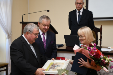Władze Powiatu Miechowskiego podziękowały za 44. letnią pracę Marii Słuszniak, dyr. Powiatowej i Miejskiej Biblioteki Publicznej